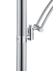 Nahaufnahme der Verbindungselemente einer modernen Stehleuchte aus gebürstetem Metall, seitliche Perspektive.