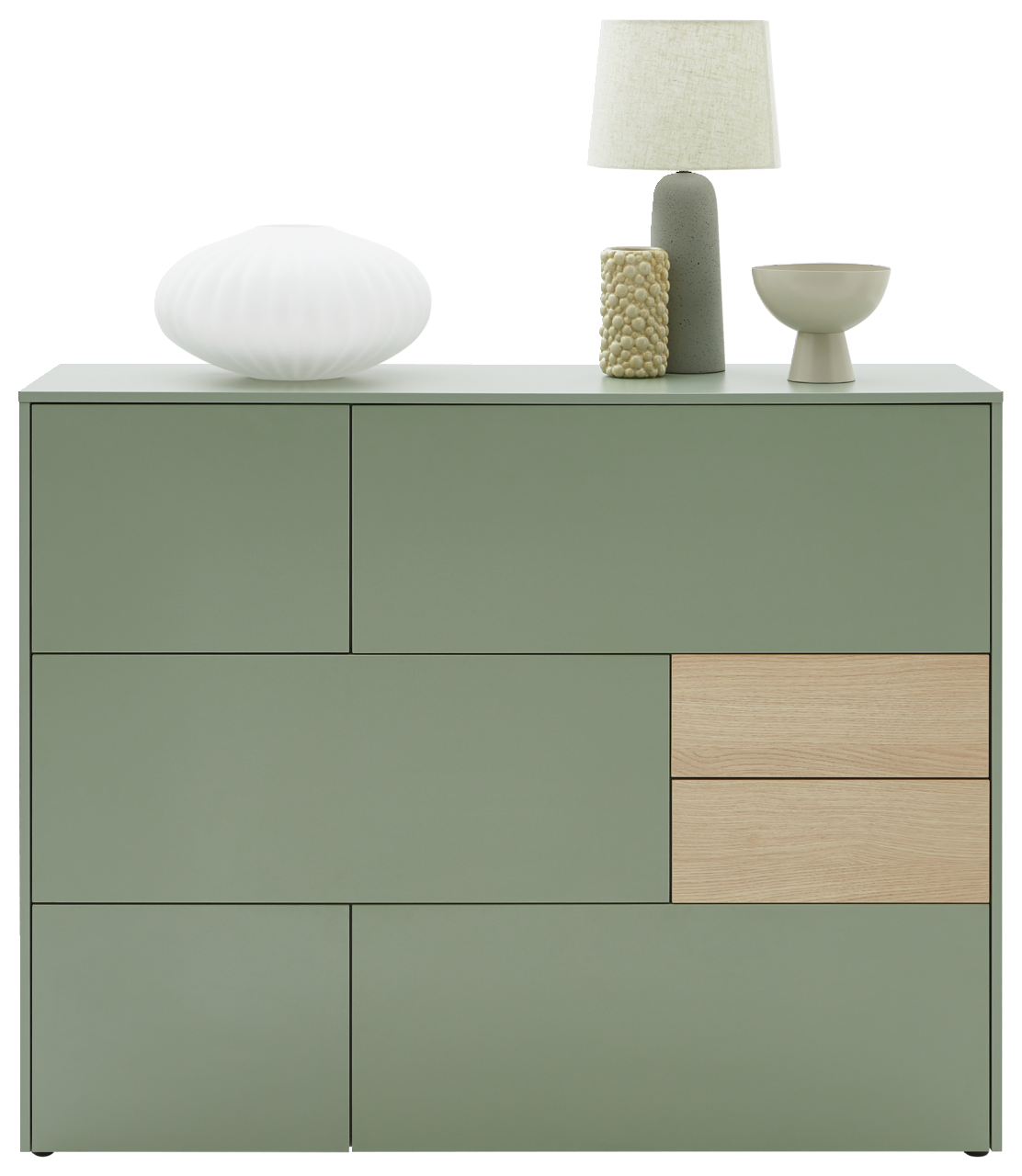 Frontansicht eines modernen, grünen Highboards mit Holzdetails, dekoriert mit einer Lampe, einer Vase und einer Schale.