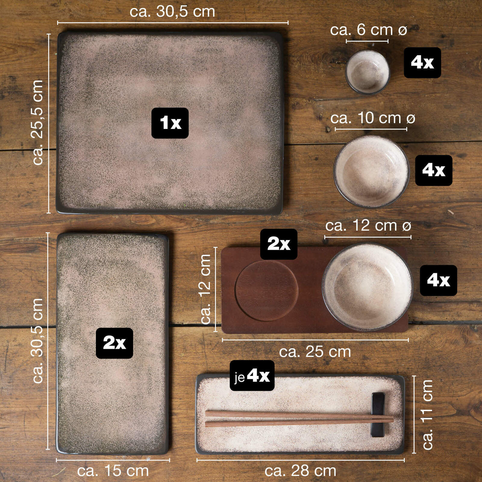 Vogelperspektive auf ein 29-teiliges Sushi-Set in Beige, bestehend aus verschiedenen Tellern, Schalen und Essstäbchen auf einem Holztisch.