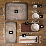 Vogelperspektive auf ein 29-teiliges Sushi-Set in Beige, bestehend aus verschiedenen Tellern, Schalen und Essstäbchen auf einem Holztisch.