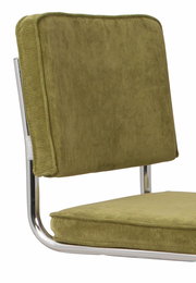 Nahaufnahme eines Stuhls mit olivgrünem Cordbezug und verchromtem Metallrahmen, seitliche Perspektive