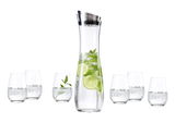 Karaffenset Fresca 7-tlg. mit einer hohen, schlanken Karaffe gefüllt mit Limettenscheiben und Minzblättern, umgeben von sechs Gläsern mit Wasser, aus der Frontalperspektive.