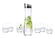 Karaffenset Fresca 7-tlg. mit einer hohen, schlanken Karaffe gefüllt mit Limettenscheiben und Minzblättern, umgeben von sechs Gläsern mit Wasser, aus der Frontalperspektive.