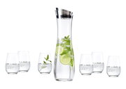 Karaffenset Fresca 7-tlg. mit einer hohen, schlanken Karaffe gefüllt mit Limettenscheiben und Minzblättern, umgeben von sechs Gläsern mit Wasser, aus der Frontalperspektive.