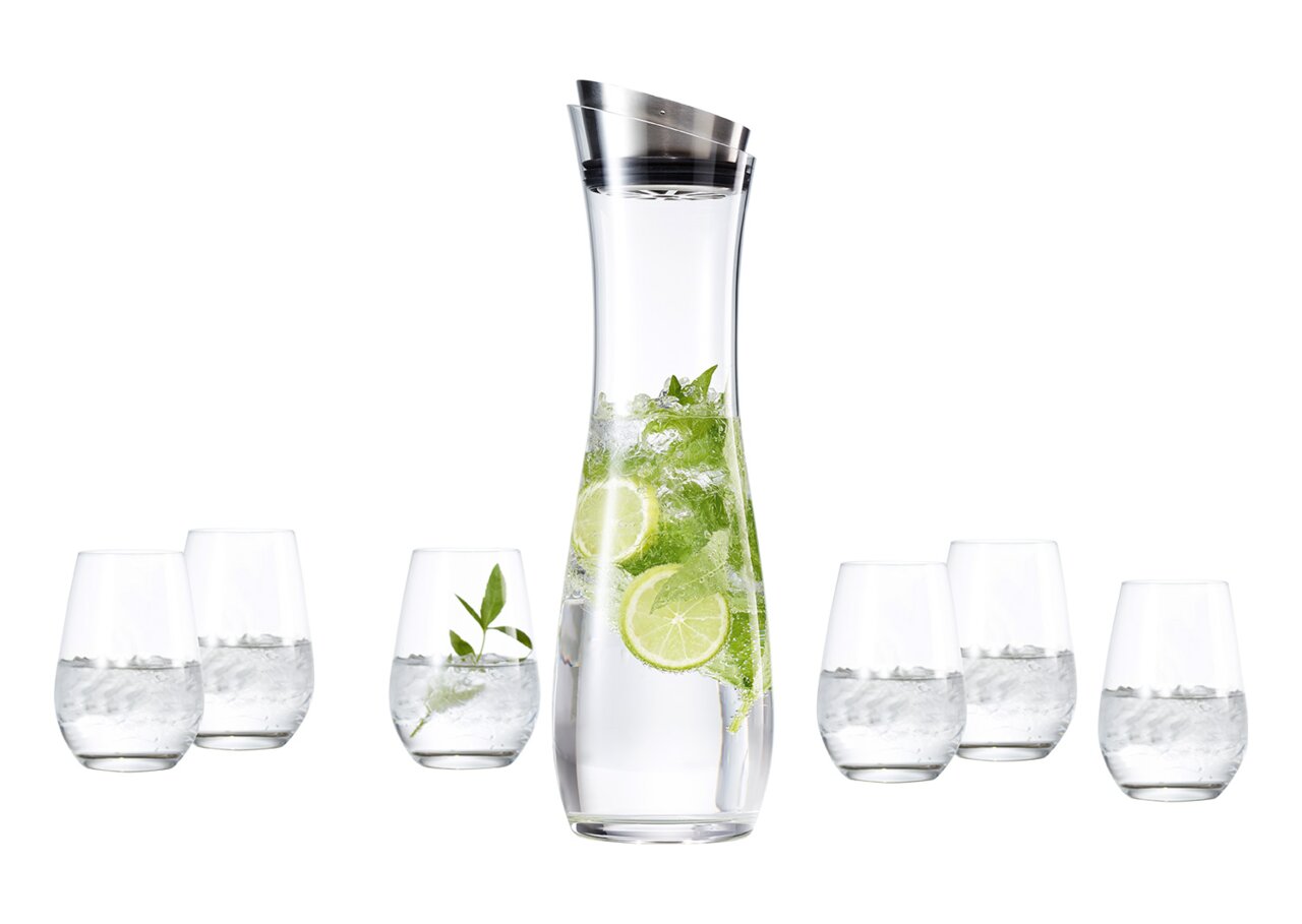 Karaffenset Fresca 7-tlg. mit einer hohen, schlanken Karaffe gefüllt mit Limettenscheiben und Minzblättern, umgeben von sechs Gläsern mit Wasser, aus der Frontalperspektive.