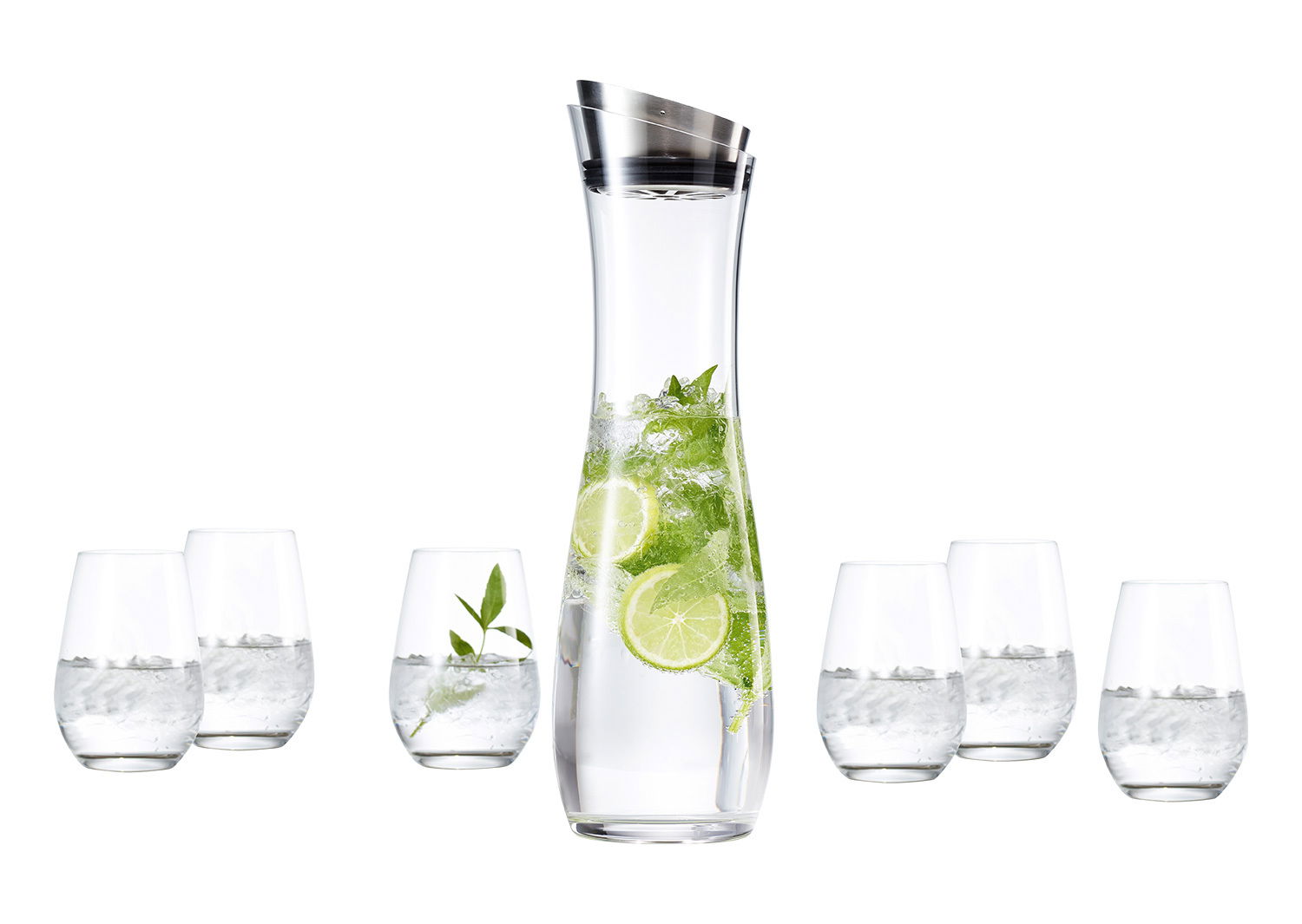 Karaffenset Fresca 7-tlg. mit einer hohen, schlanken Karaffe gefüllt mit Limettenscheiben und Minzblättern, umgeben von sechs Gläsern mit Wasser, aus der Frontalperspektive.
