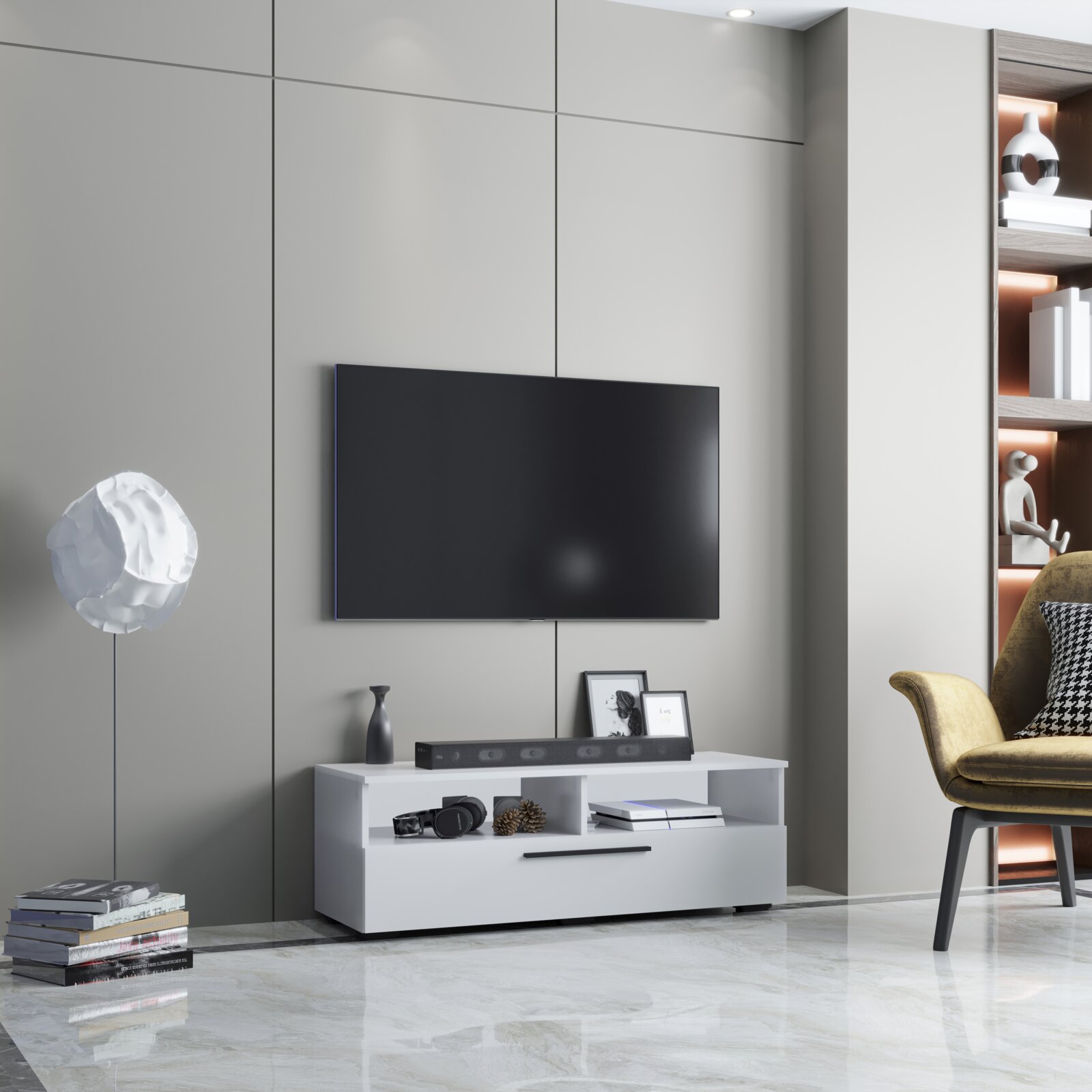 VCM TV-Lowboard ARILA Modernes Wohnzimmer mit an der Wand montiertem Flachbild-TV über einem weißen TV-Lowboard mit Soundbar und Deko, seitliche Frontansicht in leichter Untersicht.