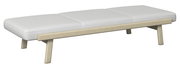 Sonnenliege mit hellem Holzrahmen und weißen Polstern, seitliche Perspektive