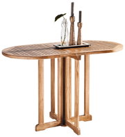 Eleganter Gartentisch aus Holz mit ovaler Tischplatte, dekoriert mit einer Vase und Kerzenhaltern, seitliche Perspektive