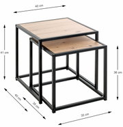 Set van twee bijzettafels met een zwart metalen frame en een houten blad; de grotere tafel is 41 cm hoog, de kleinere 36 cm; gezien vanuit een schuine hoek van bovenaf.