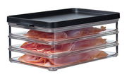 Transparente Kühlschrankdose mit schwarzem Deckel, gefüllt mit Aufschnitt, seitliche Perspektive