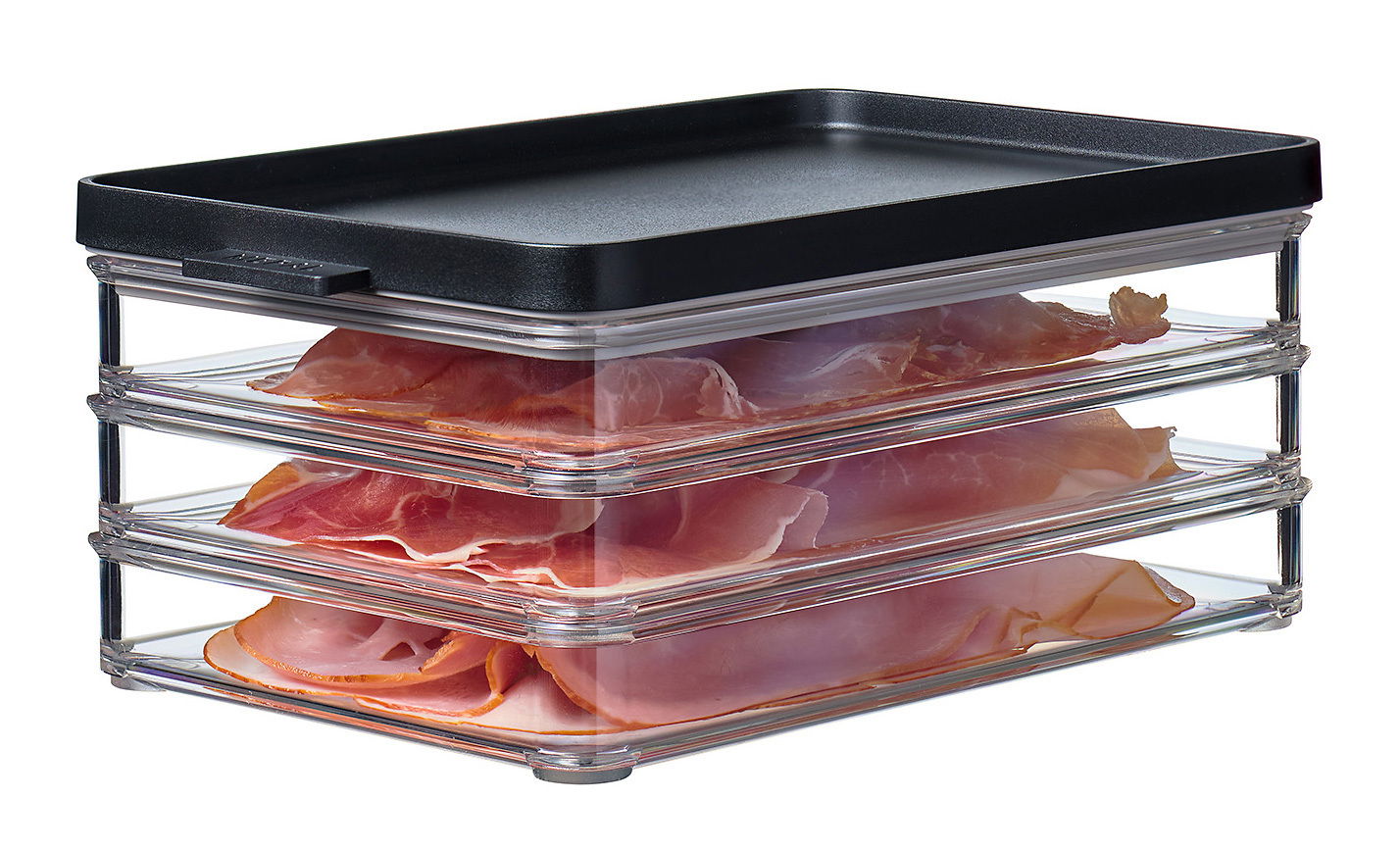 Transparente Kühlschrankdose mit schwarzem Deckel, gefüllt mit Aufschnitt, seitliche Perspektive