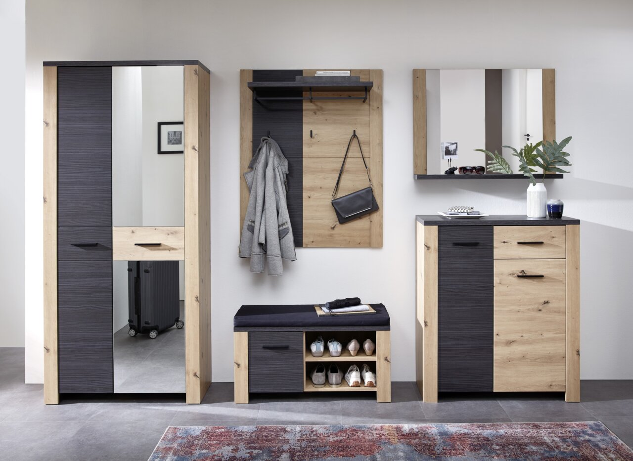 Moderne Garderobenkombination in Holzoptik mit Spiegel, Schuhschrank, Garderobenpaneel und Sitzbank, frontal fotografiert.