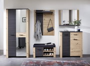 Moderne Garderobenkombination in Holzoptik mit Spiegel, Schuhschrank, Garderobenpaneel und Sitzbank, frontal fotografiert.