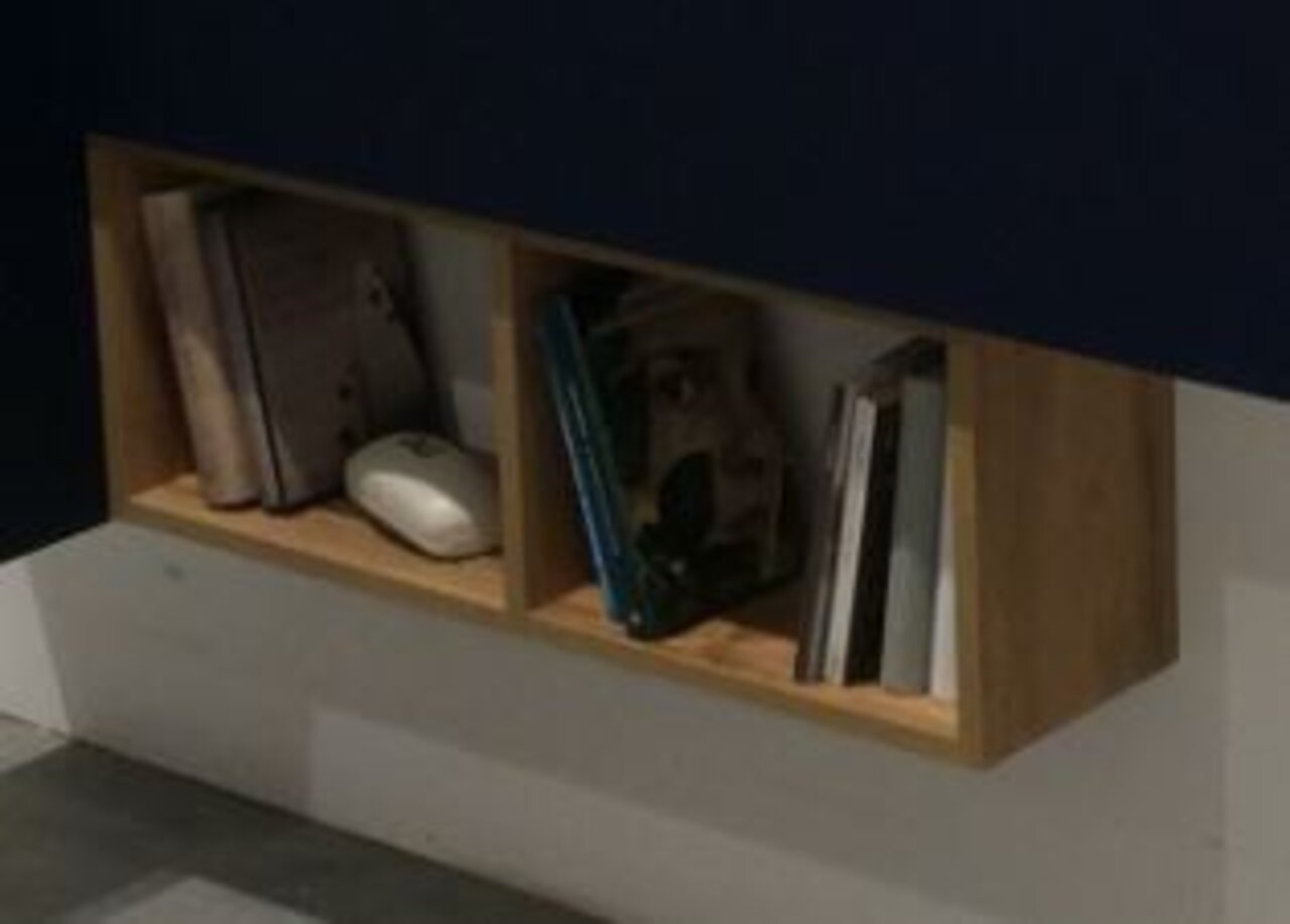 Hängeregal aus Holz mit zwei Fächern, gefüllt mit Büchern und einem kleinen Dekorationsobjekt, seitliche Perspektive
