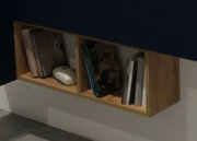 Hängeregal aus Holz mit zwei Fächern, gefüllt mit Büchern und einem kleinen Dekorationsobjekt, seitliche Perspektive