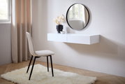 Moderne Wandkonsole in Weiß mit rundem Spiegel darüber, seitliche Perspektive. Dekoriert mit einer Vase und einem kleinen Objekt, daneben ein beiger Stuhl auf einem flauschigen Teppich.