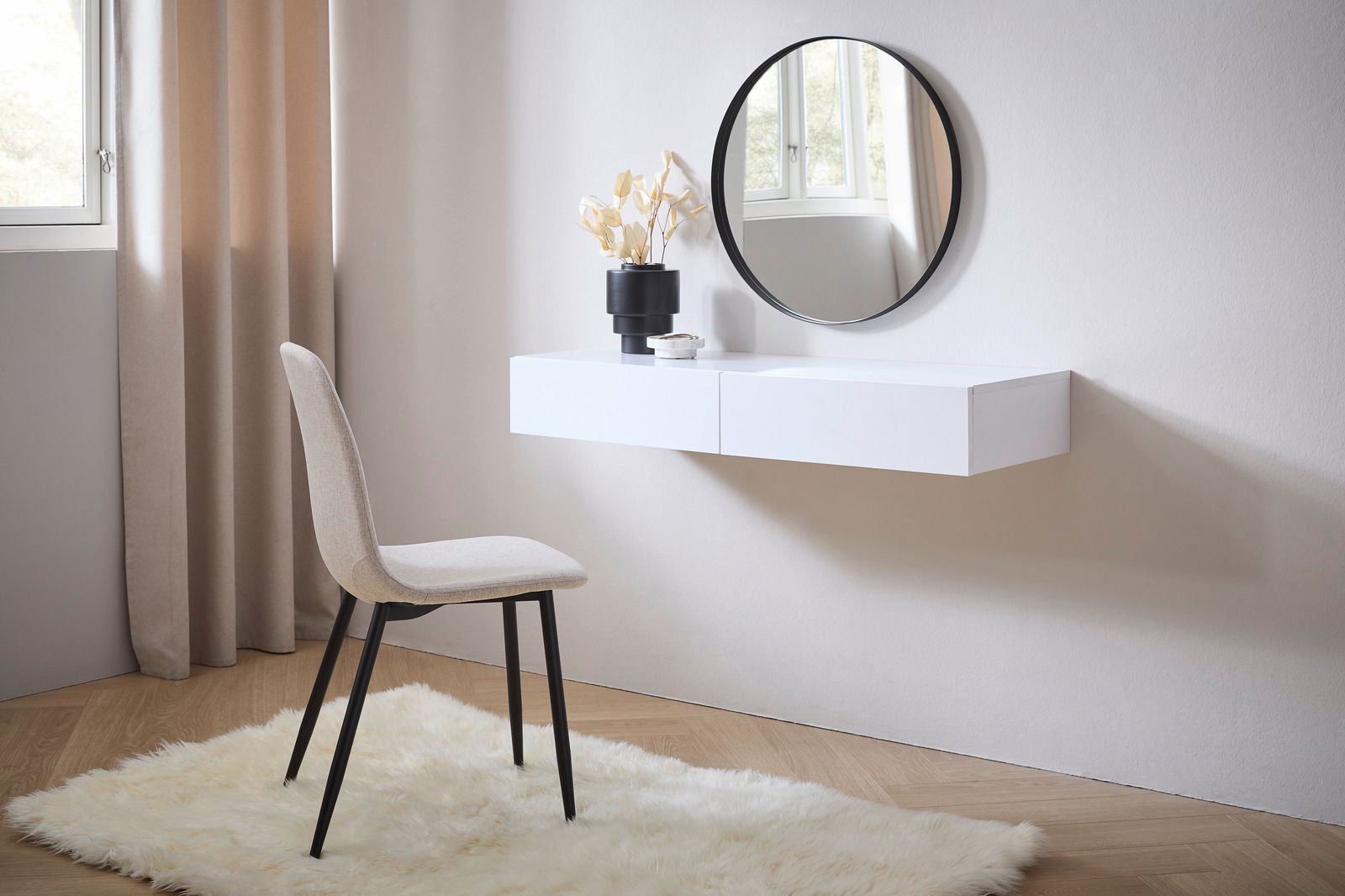 Moderne Wandkonsole in Weiß mit rundem Spiegel darüber, seitliche Perspektive. Dekoriert mit einer Vase und einem kleinen Objekt, daneben ein beiger Stuhl auf einem flauschigen Teppich.