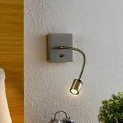 Moderne Wand-LED-Leseleuchte aus gebürstetem Metall mit flexiblem Schwanenhals und Kippschalter, seitliche Nahaufnahme an strukturierter Wand