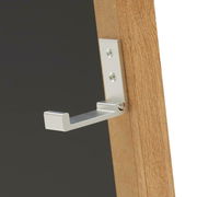 Nahaufnahme eines Standspiegels mit Holzrahmen und Metallhaken, seitliche Perspektive