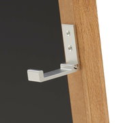 Nahaufnahme eines Standspiegels mit Holzrahmen und Metallhaken, seitliche Perspektive