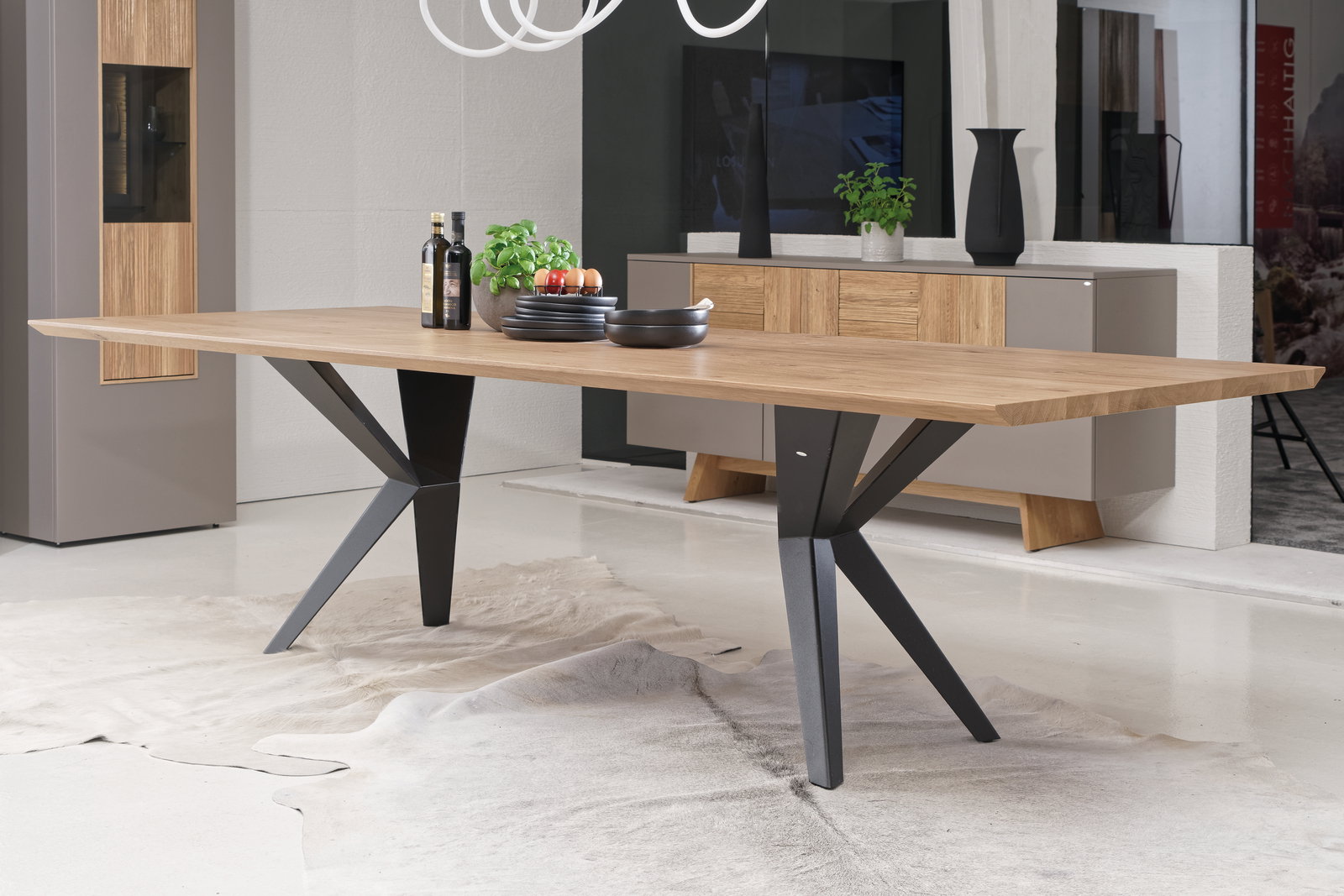 Moderner Esstisch mit Holzplatte und schwarzen Metallbeinen, seitliche Perspektive