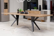Moderner Esstisch mit Holzplatte und schwarzen Metallbeinen, seitliche Perspektive