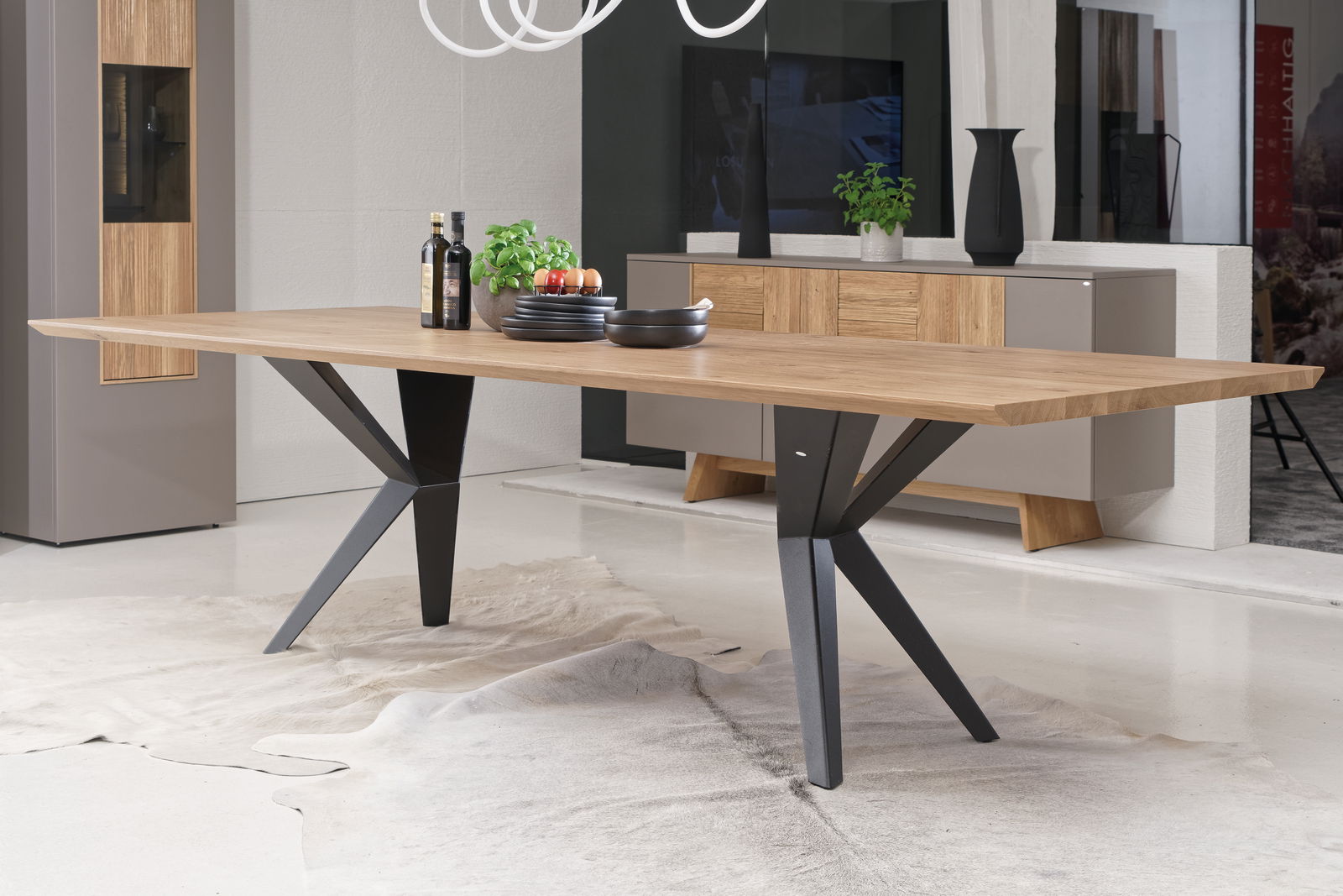 Moderner Esstisch mit Holzplatte und schwarzen Metallbeinen, seitliche Perspektive