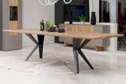 Moderner Esstisch mit Holzplatte und schwarzen Metallbeinen, seitliche Perspektive