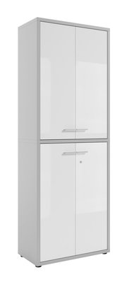 Hochformatiger Aktenschrank mit zwei Doppeltüren, weiß mit silbernen Griffen, seitliche Perspektive.