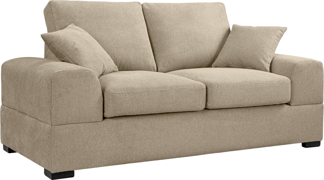 Beiges 2-Sitzer-Sofa mit Stoffbezug, zwei Sitzkissen, zwei großen Rückenkissen und zwei Zierkissen, mit breiten Armlehnen und schwarzen Füßen, freigestellt auf weißem Hintergrund, Ansicht schräg von vorne links.