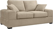 Beiges 2-Sitzer-Sofa mit Stoffbezug, zwei Sitzkissen, zwei großen Rückenkissen und zwei Zierkissen, mit breiten Armlehnen und schwarzen Füßen, freigestellt auf weißem Hintergrund, Ansicht schräg von vorne links.