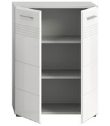 Moderner weißer Midischrank mit zwei offenen Türen, frontal betrachtet.