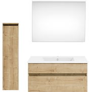 Frontale Ansicht einer Badkombination mit Holzoptik, bestehend aus einem hohen Schrank, einem Waschbeckenunterschrank und einem großen Spiegel.