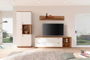 Moderne Wandkombination MANITOBA in hellem Raum, bestehend aus einem hohen Schrank, einem TV-Board und einem Wandregal, aus Holz und weißen Elementen, frontal betrachtet.