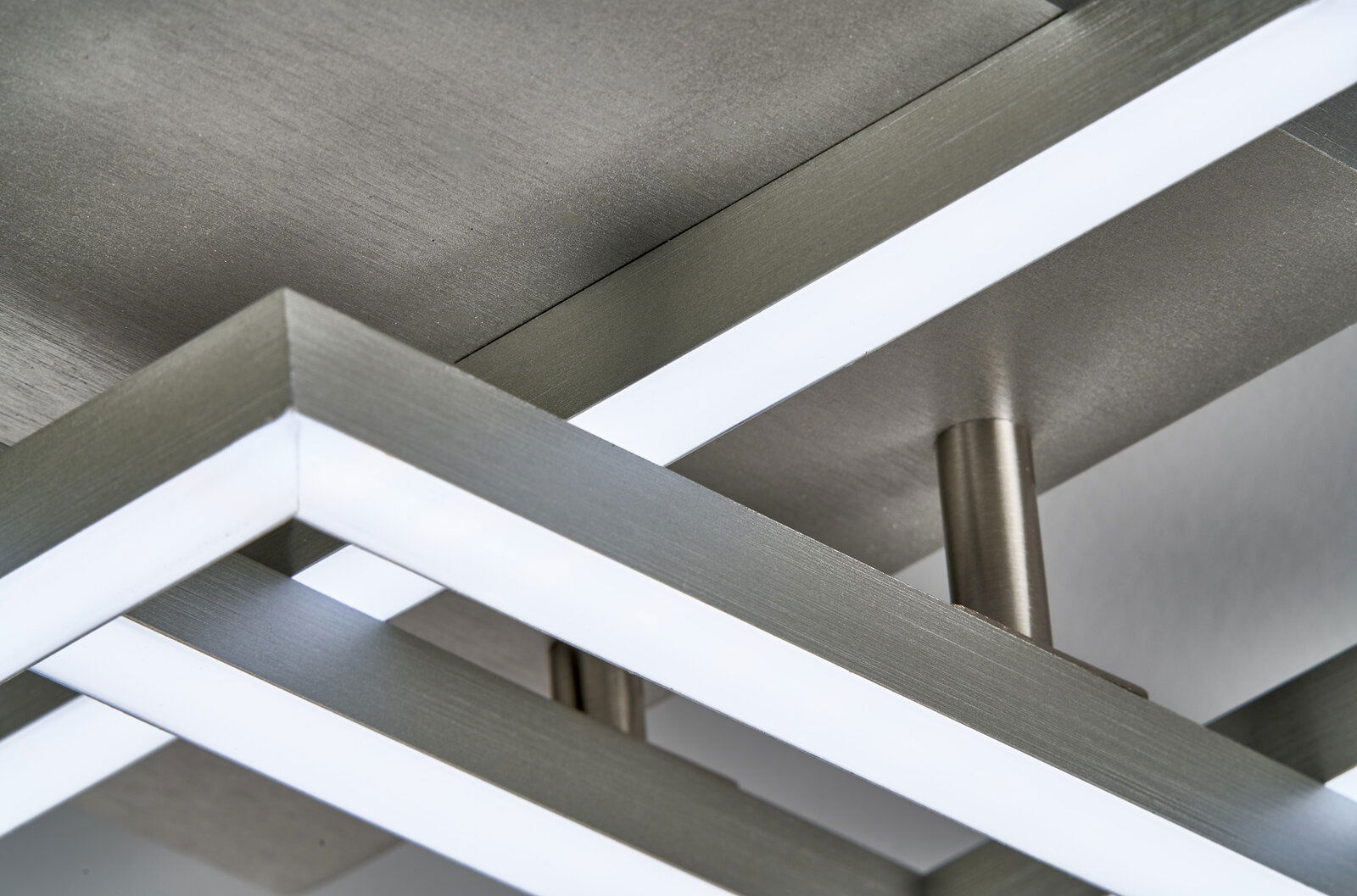 Moderne Deckenleuchte Seth aus Metall mit geometrischem Design, seitliche Perspektive