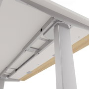 Unteransicht eines höhenverstellbaren E-Schreibtischs mit stabiler Metallkonstruktion und Holzdetails.