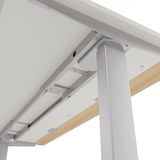 Unteransicht eines höhenverstellbaren E-Schreibtischs mit stabiler Metallkonstruktion und Holzdetails.