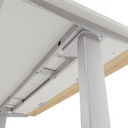 Unteransicht eines höhenverstellbaren E-Schreibtischs mit stabiler Metallkonstruktion und Holzdetails.