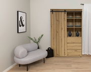 Highboard aus Holz mit Schiebetür, Regalfächern und Schubladen, seitliche Perspektive