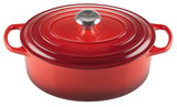 Roter ovaler Bräter von Le Creuset mit Deckel und seitlichen Griffen, Ansicht von schräg oben.