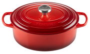 Roter ovaler Bräter von Le Creuset mit Deckel und seitlichen Griffen, Ansicht von schräg oben.