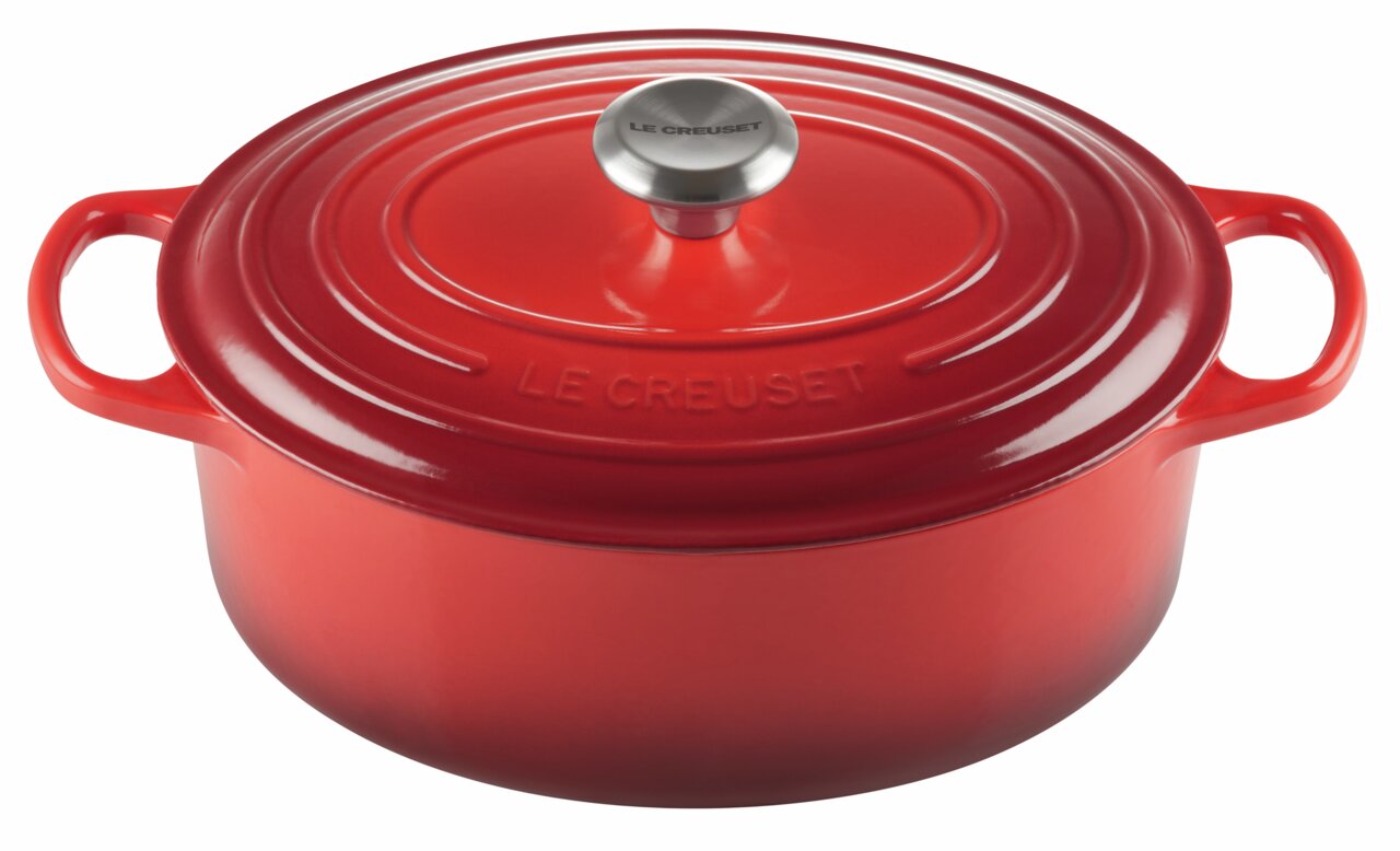 Roter ovaler Bräter von Le Creuset mit Deckel und seitlichen Griffen, Ansicht von schräg oben.
