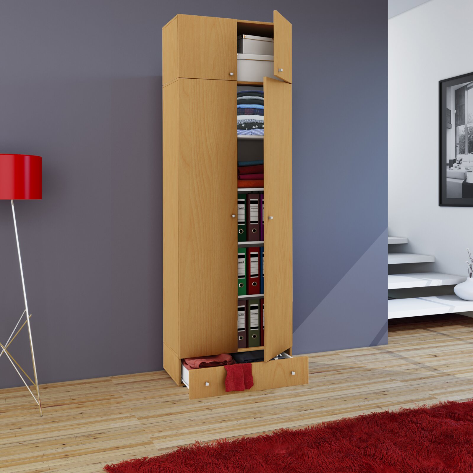 Hoher, schmaler Kleiderschrank in heller Holzoptik mit geöffneten Türen und ausgezogener Schublade, zeigt Regalfächer mit gefalteter Kleidung, Boxen und Ordnern; Perspektive: frontale Ansicht mit leichtem Blick von links.