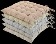 Stapel von vier Sitzkissen in verschiedenen Farben, von oben nach unten: Beige, Grün, Grau und Creme, seitliche Perspektive