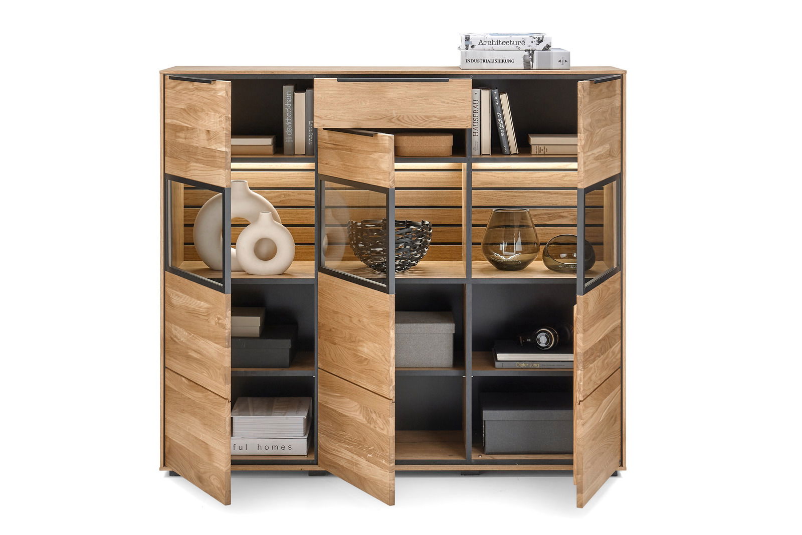 Modernes Highboard aus Holz mit offenen und geschlossenen Fächern, dekoriert mit Büchern und Vasen, frontal betrachtet.