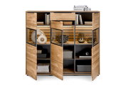 Modernes Highboard aus Holz mit offenen und geschlossenen Fächern, dekoriert mit Büchern und Vasen, frontal betrachtet.