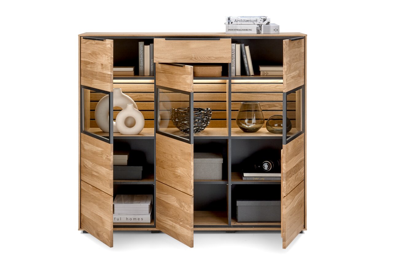 Modern houten hoogkast met open en gesloten vakken, versierd met boeken en vazen, gezien vanaf de voorkant.