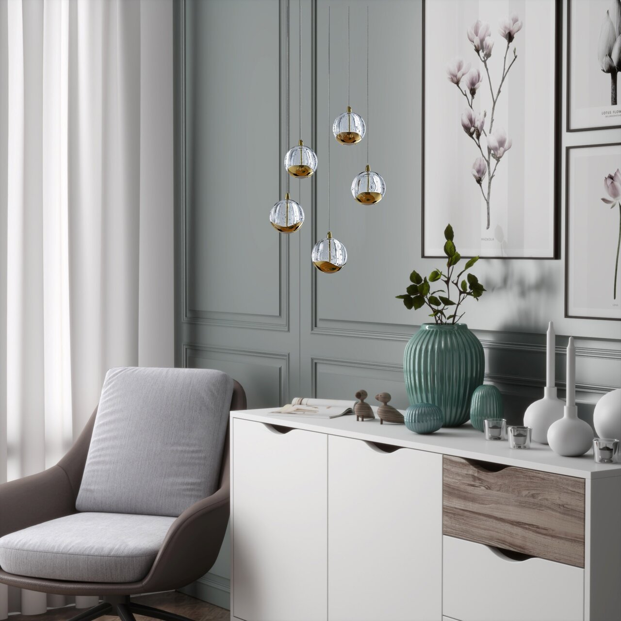 Moderne LED-Hängeleuchte von Dieter Knoll mit fünf kugelförmigen, gold- und silberfarbenen Lampenschirmen, hängend in einem stilvoll eingerichteten Wohnzimmer. Perspektive: seitlich.