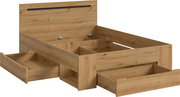 Holzbett in Eichenoptik mit hohem Kopfteil, geöffnetem Stauraumfach und zwei ausgezogenen Unterbett-Schubladen, Ansicht schräg von vorn